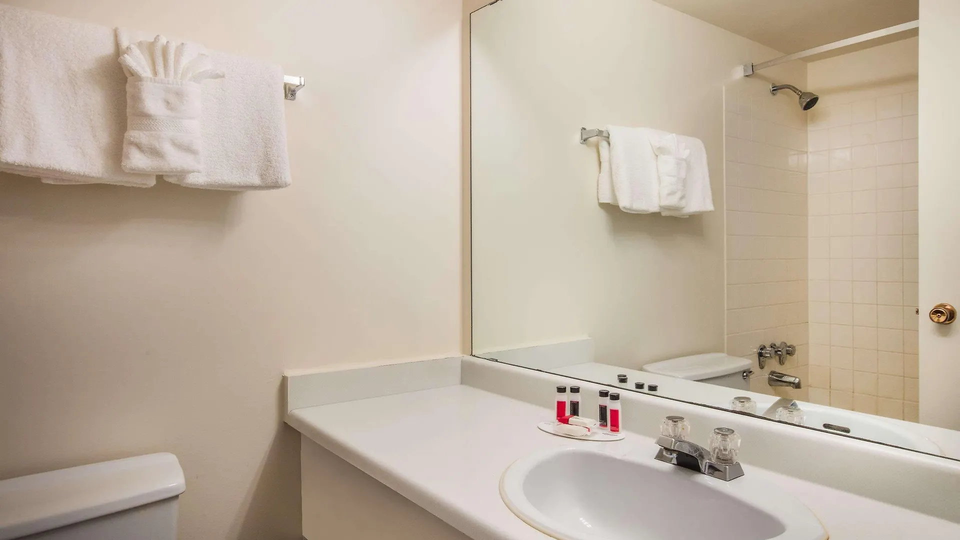 Howard Johnson Hotel By Wyndham Victoria