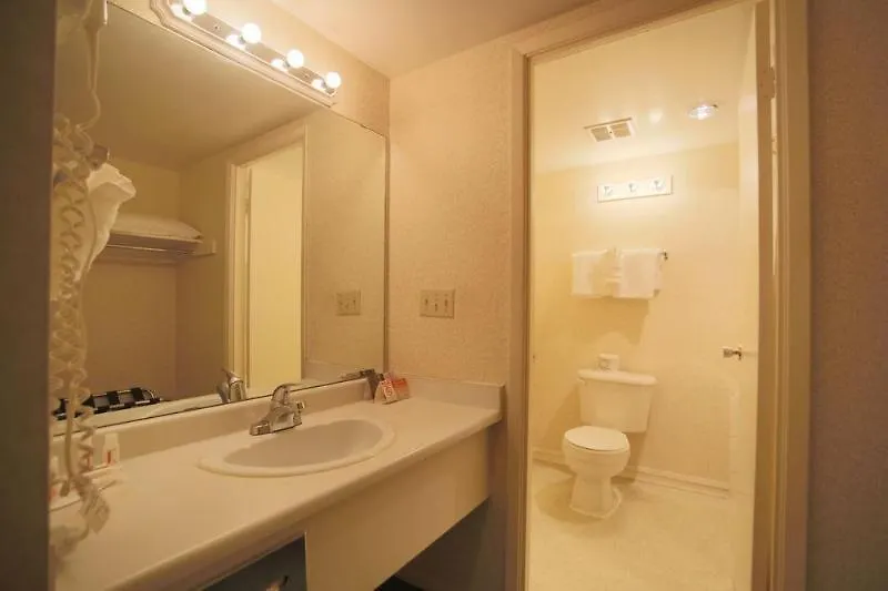 ***  Howard Johnson Hotel By Wyndham Victoria Canada
